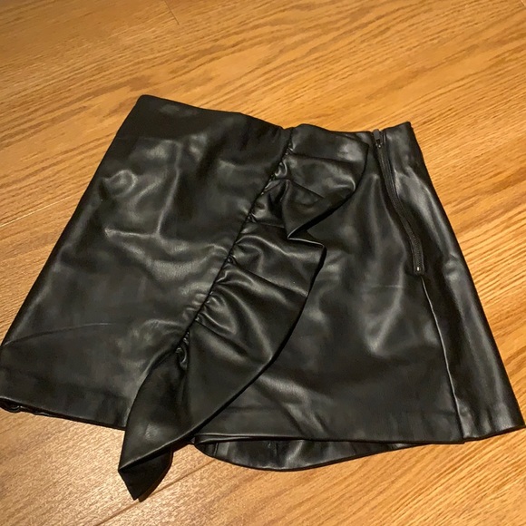 Zara Pants - Black leather shorts